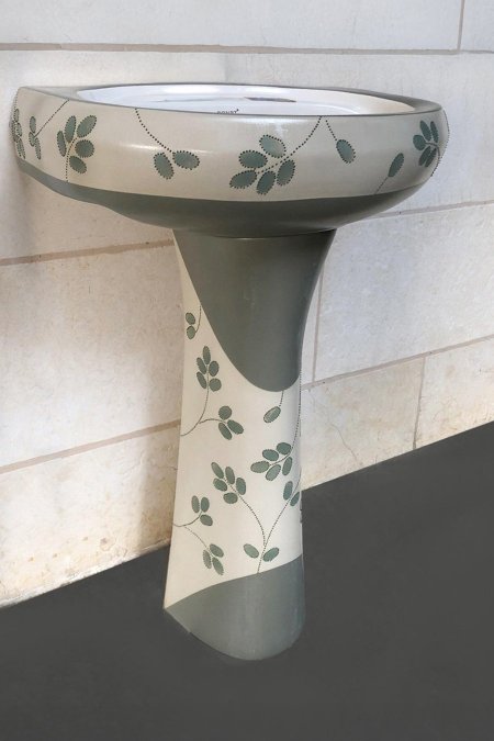 مغسل سيراميك مزخرف مع عمود – نقش أوراق أنيق